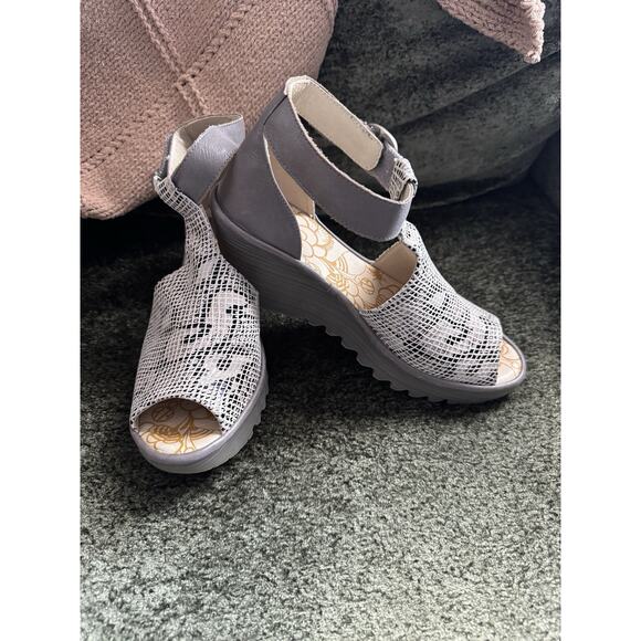 Fly London Yosi Snakeskin Gray White Wedge Open Toe Sandals Size 39 US 8-8.5 New - Picture 2 of 9